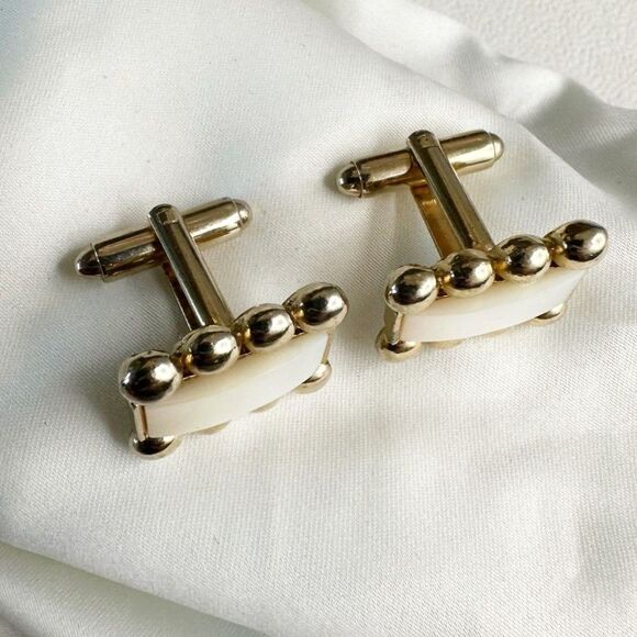 Vintage Rectangular Mother of Pearl and Gold-Tone Cufflinks - Picture 4 of 4